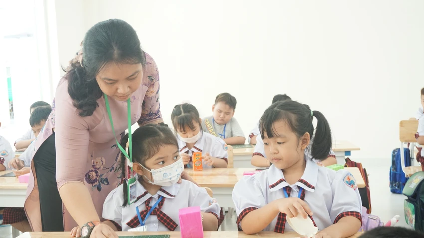 Học sinh lớp 1 Trường Tiểu học Lương Thế Vinh, quận Bình Tân trong một tiết học. Ảnh: NGUYỄN QUYÊN Học sinh lớp 1 Trường Tiểu học Lương Thế Vinh, quận Bình Tân trong một tiết học. Ảnh: NGUYỄN QUYÊN