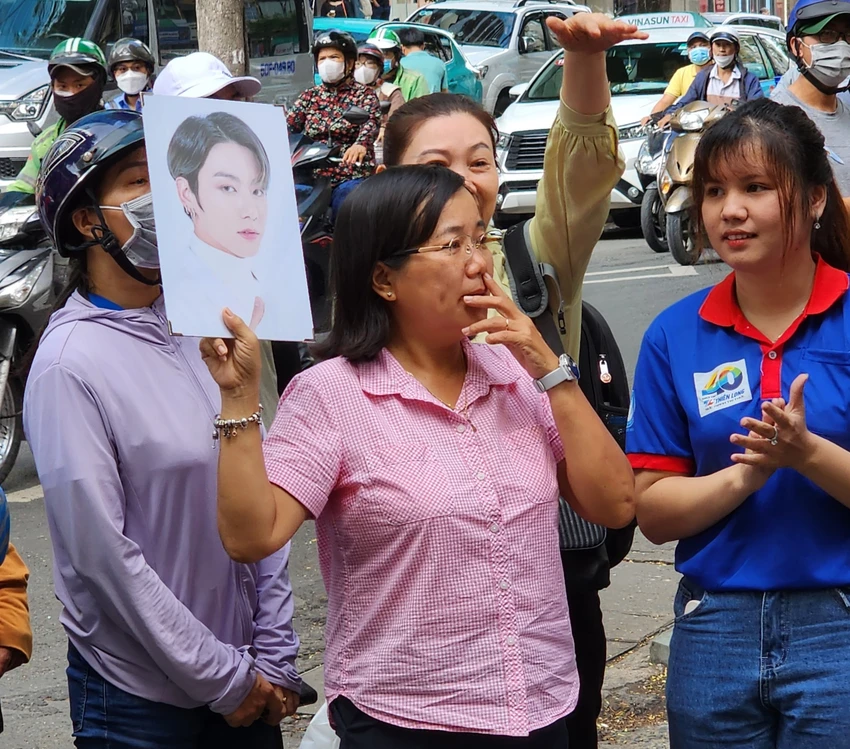 Cô Bùi Thị Kim Chi mang theo ảnh ca sĩ mà con yêu thích đứng chờ trước điểm thi Trường THPT chuyên Trần Đại Nghĩa, quận 1. Ảnh: NVCC Cô Bùi Thị Kim Chi mang theo ảnh ca sĩ mà con yêu thích đứng chờ trước điểm thi Trường THPT chuyên Trần Đại Nghĩa, quận 1. Ảnh: NVCC