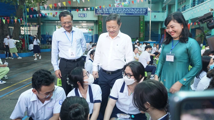 Phó Chủ tịch UBND TP.HCM động viên các thí sinh bình tĩnh, tự tin làm bài thật tốt. Ảnh: NGUYỄN QUYÊN Phó Chủ tịch UBND TP.HCM động viên các thí sinh bình tĩnh, tự tin làm bài thật tốt. Ảnh: NGUYỄN QUYÊN