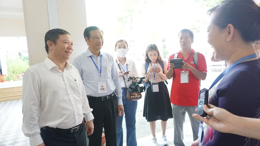 Phó Chủ tịch UBND TP.HCM trao đổi với Trưởng điểm thi Trường THPT Lê Quý Đôn, quận 3. Ảnh: NGUYỄN QUYÊN Phó Chủ tịch UBND TP.HCM trao đổi với Trưởng điểm thi Trường THPT Lê Quý Đôn, quận 3. Ảnh: NGUYỄN QUYÊN