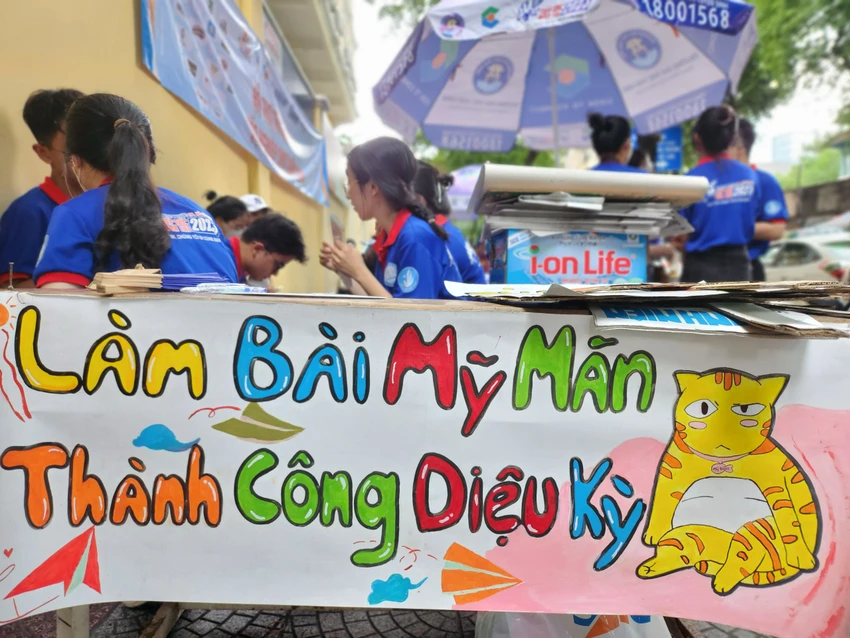 Câu slogan được các bạn thiết kế với hình con mèo Mỹ Diệu đang nỏi tiếng trên tiktok Câu slogan được các bạn thiết kế với hình con mèo Mỹ Diệu đang nỏi tiếng trên tiktok