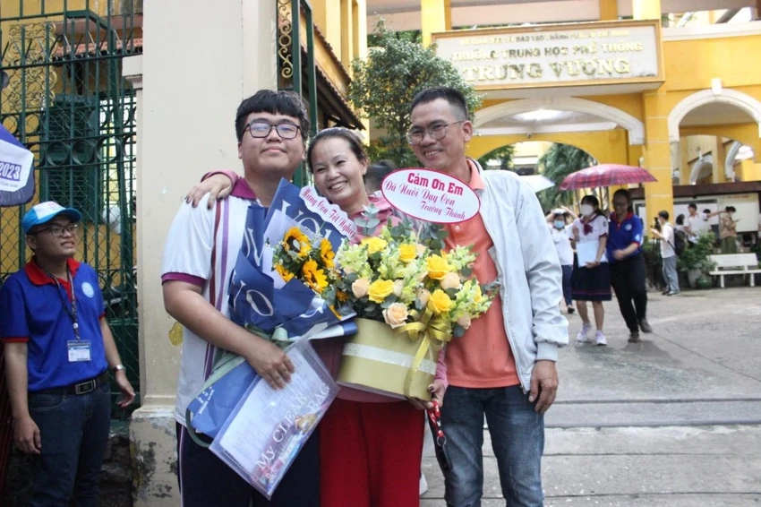 Chị Võ Thị Cẩm Hồng hạnh phúc cùng chồng và con trai. Ảnh: MQ