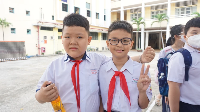Gia Phú (bìa trái), học sinh Trường Tiểu học Kim Đồng, quận Bình Tân bộc bạch đây là ngôi trường em mơ ước bấy lâu này. "Em muốn đậu vào trường để có môi trường học tốt hơn. Đề chuẩn bị cho kỳ khảo sát, em có ôn tập tại một trung tâm học thêm ở Tân Phú, thời gian ở nhà em tự giải đề các năm trước. Em khá tự tin vào kiến thức của mình" - Gia Phú chia sẻ. Gia Phú (bìa trái), học sinh Trường Tiểu học Kim Đồng, quận Bình Tân bộc bạch đây là ngôi trường em mơ ước bấy lâu này. "Em muốn đậu vào trường để có môi trường học tốt hơn. Đề chuẩn bị cho kỳ khảo sát, em có ôn tập tại một trung tâm học thêm ở Tân Phú, thời gian ở nhà em tự giải đề các năm trước. Em khá tự tin vào kiến thức của mình" - Gia Phú chia sẻ.