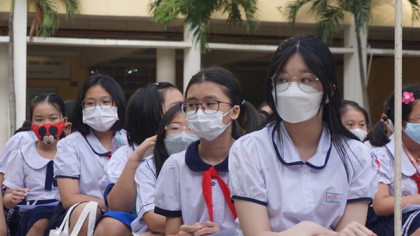 Trước giờ thi khảo sát, tâm trạng các sĩ tử khá hồi hộp dù trong thời gian qua theo chia sẻ của nhiều em đã ôn tập rất kỹ, có những em luyện từ lớp 3. Trước giờ thi khảo sát, tâm trạng các sĩ tử khá hồi hộp dù trong thời gian qua theo chia sẻ của nhiều em đã ôn tập rất kỹ, có những em luyện từ lớp 3.