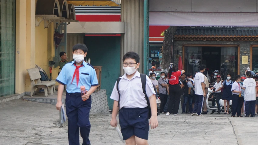 Học sinh dự tuyển vào lớp 6 Trường THPT chuyên Trần Đại Nghĩa là những em đã hoàn thành chương trình cấp tiểu học tại TP.HCM và có điểm bài kiểm tra định kỳ cuối năm học của mỗi môn tiếng Việt và toán đạt từ 9 điểm trở lên của năm học lớp 5. Học sinh dự tuyển vào lớp 6 Trường THPT chuyên Trần Đại Nghĩa là những em đã hoàn thành chương trình cấp tiểu học tại TP.HCM và có điểm bài kiểm tra định kỳ cuối năm học của mỗi môn tiếng Việt và toán đạt từ 9 điểm trở lên của năm học lớp 5.