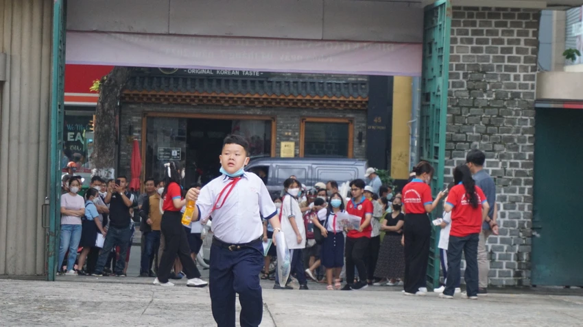Tưởng đi trễ, sĩ tử "chạy như bay" vào điểm thi. Tưởng đi trễ, sĩ tử "chạy như bay" vào điểm thi.