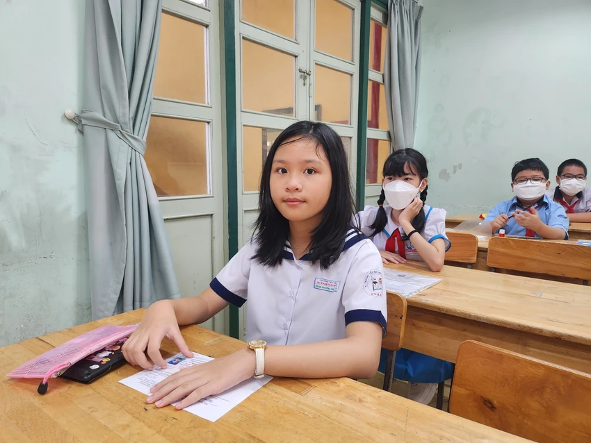 Phần tự luận, thí sinh sẽ làm trong thời gian 60 phút gồm khảo sát năng lực tiếng Anh nghe hiểu, đọc hiểu, viết. Thí sinh làm bài bằng tiếng Anh. Còn khảo sát năng lực toán học và tư duy logic chú trọng năng lực đọc hiểu và làm văn. Thí sinh làm bài bằng tiếng Việt. Phần tự luận, thí sinh sẽ làm trong thời gian 60 phút gồm khảo sát năng lực tiếng Anh nghe hiểu, đọc hiểu, viết. Thí sinh làm bài bằng tiếng Anh. Còn khảo sát năng lực toán học và tư duy logic chú trọng năng lực đọc hiểu và làm văn. Thí sinh làm bài bằng tiếng Việt.