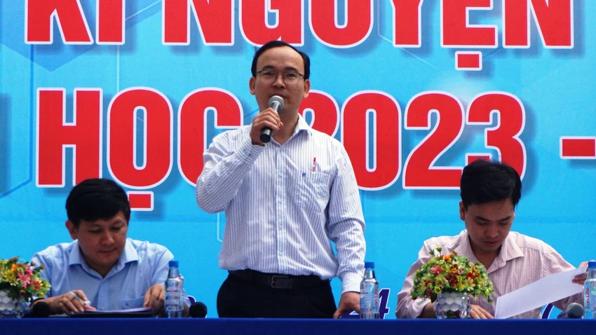 Ông Nguyễn Hùng Khương, Phó Hiệu trưởng Trường THPT Bùi Thị Xuân khuyên học trò không nên để gần sát ngày mới đăng ký vì khi đó hệ thống quá tải sẽ dẫn đến dễ sai sót, Bên cạnh đó ông cũng nhắn nhủ: "Các em đừng để xảy ra tình trạng tiếc nuối vì điểm cao nhưng không đậu, hãy cứ mạnh dạn đăng ký NV". Ông Nguyễn Hùng Khương, Phó Hiệu trưởng Trường THPT Bùi Thị Xuân khuyên học trò không nên để gần sát ngày mới đăng ký vì khi đó hệ thống quá tải sẽ dẫn đến dễ sai sót, Bên cạnh đó ông cũng nhắn nhủ: "Các em đừng để xảy ra tình trạng tiếc nuối vì điểm cao nhưng không đậu, hãy cứ mạnh dạn đăng ký NV".