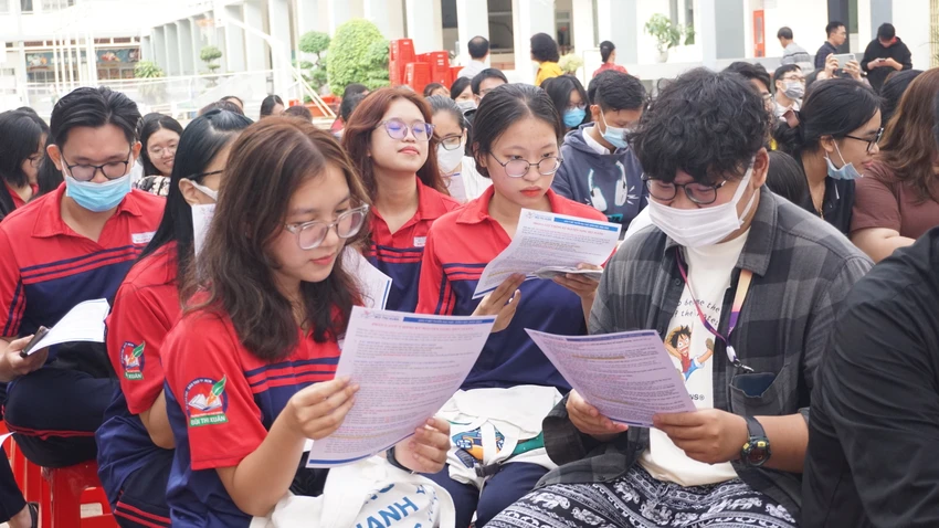 Nhiều vấn đề thắc mắc của học sinh đã được giải đáp tại buổi tư vấn. Ảnh: NGUYỄN QUYÊN Nhiều vấn đề thắc mắc của học sinh đã được giải đáp tại buổi tư vấn. Ảnh: NGUYỄN QUYÊN