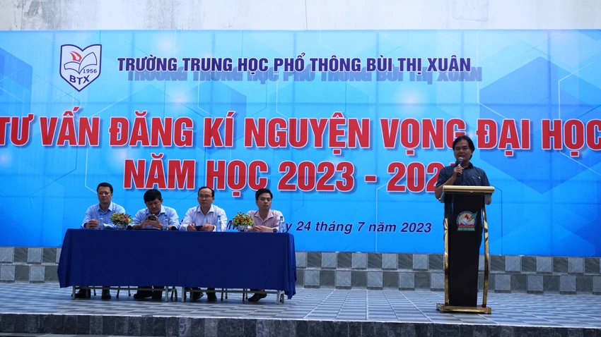 Trường THPT Bùi Thị Xuân, quận 1 tổ chức tư vấn đăng ký nguyện vọng Đại học năm học 2023-2024. Ảnh: NGUYỄN QUYÊN Trường THPT Bùi Thị Xuân, quận 1 tổ chức tư vấn đăng ký nguyện vọng Đại học năm học 2023-2024. Ảnh: NGUYỄN QUYÊN