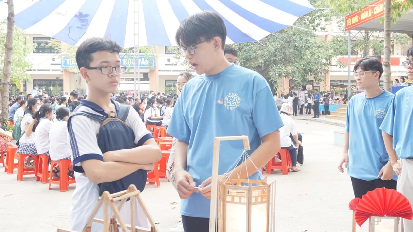 Học sinh tham dự ngày hội tư vấn hướng nghiệp tại Trường THPT Nguyễn Hữu Huân, TP Thủ Đức. Ảnh minh hoạ: NGUYỄN QUYÊN