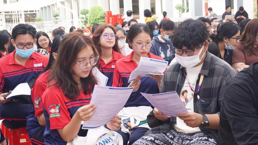 Thí sinh tại TP.HCM tìm hiểu thông tin để đăng ký xét tuyển nguyện vọng vào đại học. Ảnh: NGUYỄN QUYÊN Thí sinh tại TP.HCM tìm hiểu thông tin để đăng ký xét tuyển nguyện vọng vào đại học. Ảnh: NGUYỄN QUYÊN