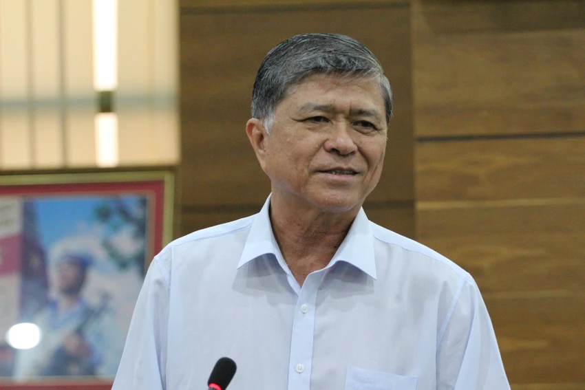 Giám đốc Sở GD&ĐT TP.HCM Nguyễn Văn Hiếu trao đổi tại cuộc họp chiều nay. Ảnh: THÀNH NHÂN Giám đốc Sở GD&ĐT TP.HCM Nguyễn Văn Hiếu trao đổi tại cuộc họp chiều nay. Ảnh: THÀNH NHÂN