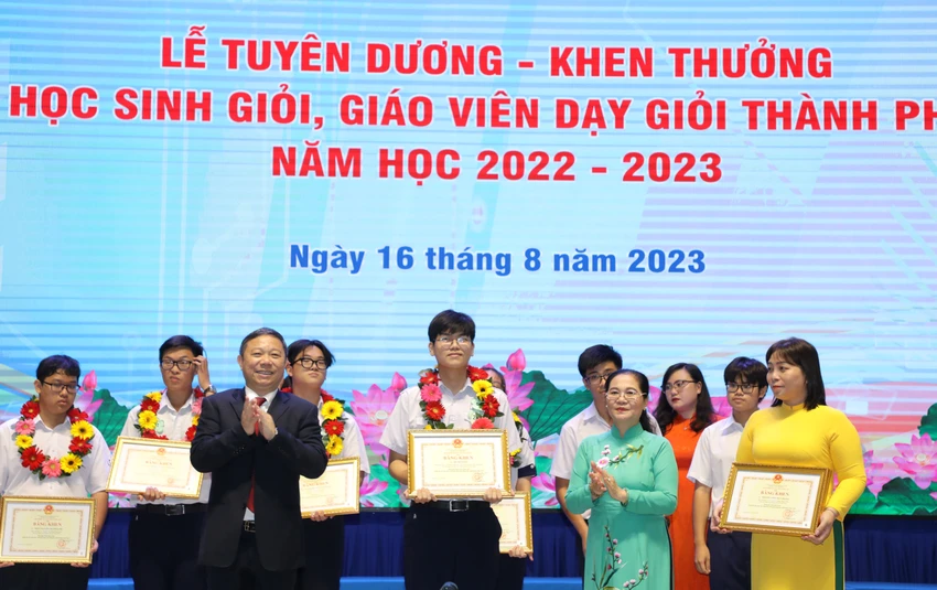 Bà Nguyễn Thị Lệ, Phó Bí thư Thành ủy TP.HCM, Chủ tịch HĐND TP (bên phải) cùng ông Dương Anh Đức, Phó Chủ tịch UBND TP tặng bằng khen cho các em học sinh. Ảnh: SỞ GD&ĐT Bà Nguyễn Thị Lệ, Phó Bí thư Thành ủy TP.HCM, Chủ tịch HĐND TP (bên phải) cùng ông Dương Anh Đức, Phó Chủ tịch UBND TP tặng bằng khen cho các em học sinh. Ảnh: SỞ GD&ĐT