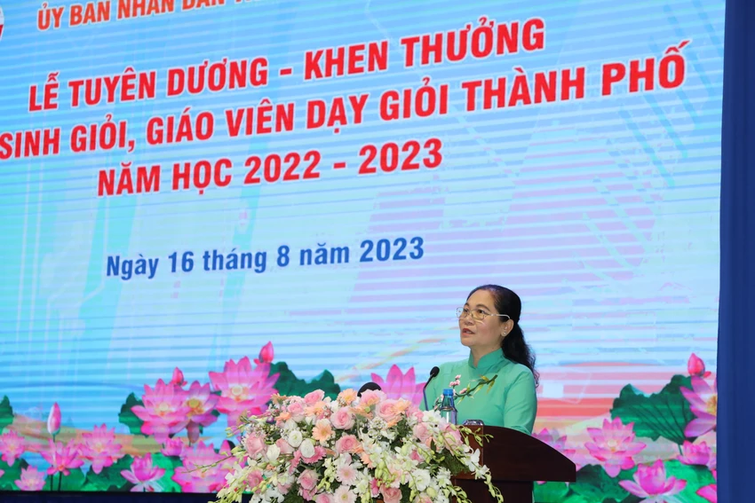 Bà Nguyễn Thị Lệ, Phó Bí thư Thành ủy TP.HCM, Chủ tịch HĐND TP phát biểu tại buổi lễ sáng này. Ảnh: SỞ GD&ĐT Bà Nguyễn Thị Lệ, Phó Bí thư Thành ủy TP.HCM, Chủ tịch HĐND TP phát biểu tại buổi lễ sáng này. Ảnh: SỞ GD&ĐT