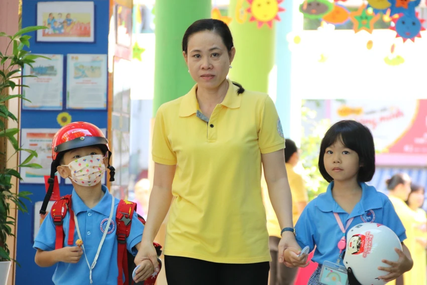 Học sinh Trường Tiểu học Đinh Tiên Hoàng, quận 1 trong ngày tựu trường. Ảnh: NTCC Học sinh Trường Tiểu học Đinh Tiên Hoàng, quận 1 trong ngày tựu trường. Ảnh: NTCC