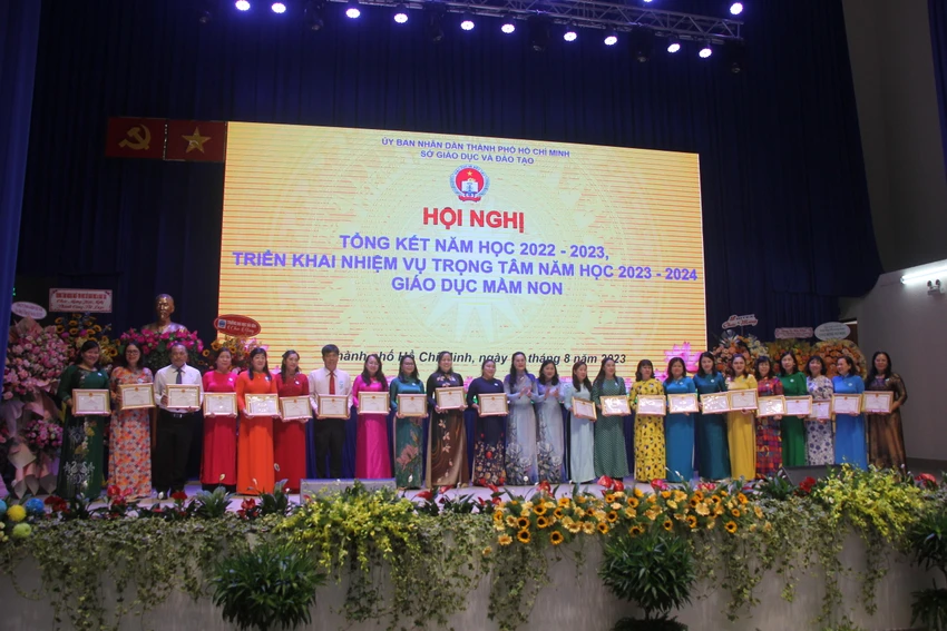 Sở GD&ĐT TP.HCM khen thưởng những tập thể có thành tích xuất sắc trong năm học vừa qua. Ảnh: NQ Sở GD&ĐT TP.HCM khen thưởng những tập thể có thành tích xuất sắc trong năm học vừa qua. Ảnh: NQ