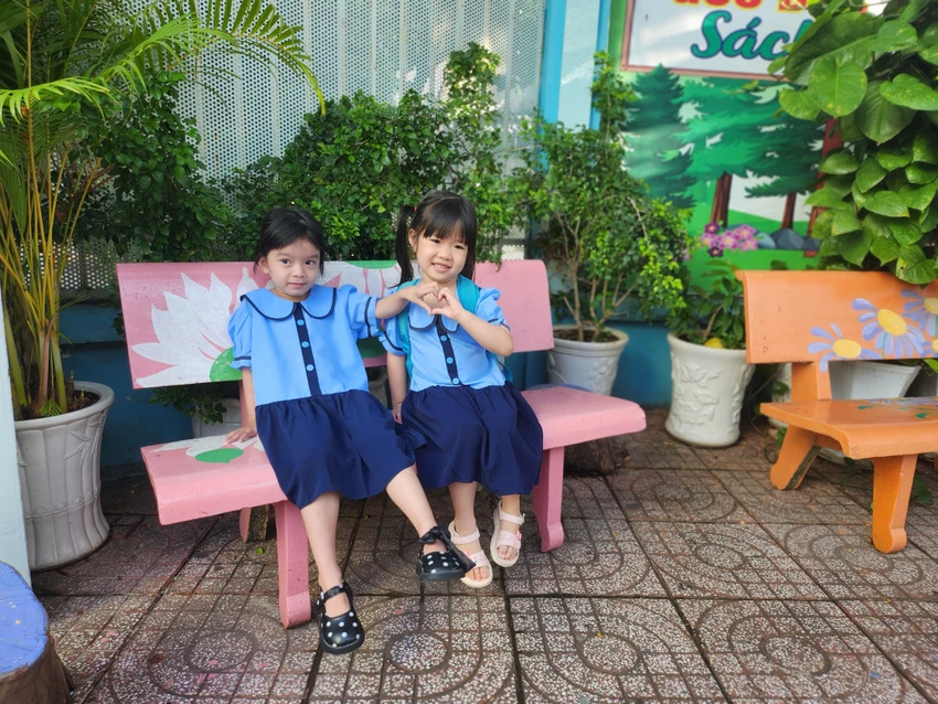 Vừa mới vào trường, các bé đã nhanh chóng tìm được bạn chơi cùng. Ảnh: NGUYỄN QUYÊN Vừa mới vào trường, các bé đã nhanh chóng tìm được bạn chơi cùng. Ảnh: NGUYỄN QUYÊN