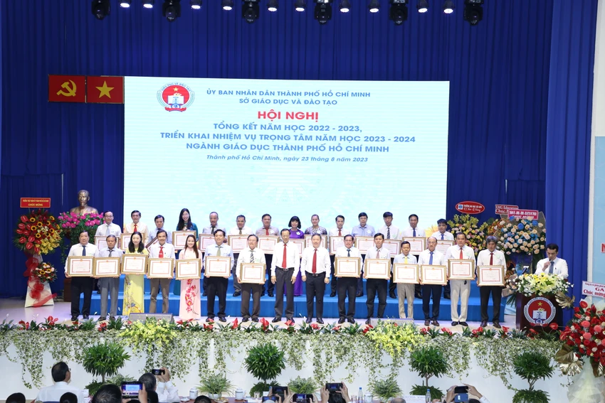 Thứ trưởng Bộ GD&amp;ĐT Phạm Ngọc Thưởng (thứ 8 từ trái qua) cùng Phó Chủ tịch UBND TP.HCM Dương Anh Đức khen thưởng các tập thể hoàn thành xuất sắc nhiệm vụ năm học. Ảnh: SỞ GD&amp;ĐT TP.HCM