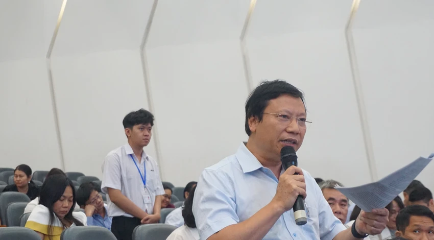 Ông Lê Quang Sơn, Phó Giám đốc Đại học Đà Nẵng, phát biểu tại hội nghị. Ảnh: NGUYỄN QUYÊN