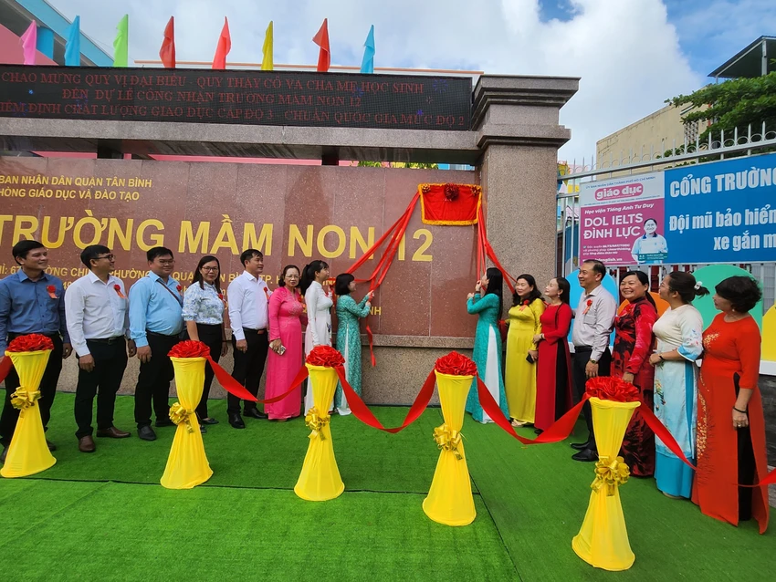 Nghi thức khai trương biểu trưng Trường mầm non 12 đạt chuẩn quốc gia mức độ 2. Nghi thức khai trương biểu trưng Trường mầm non 12 đạt chuẩn quốc gia mức độ 2.