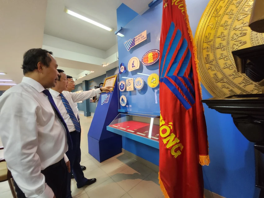 Phó Thủ tướng Trần Hồng Hà tham quan nhà truyền thống của Đại học Quốc gia TP.HCM. Ảnh: NGUYỄN QUYÊN Phó Thủ tướng Trần Hồng Hà tham quan nhà truyền thống của Đại học Quốc gia TP.HCM. Ảnh: NGUYỄN QUYÊN