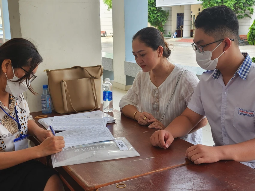 Học sinh lớp 10 đến làm hồ sơ nhập học tại Trường THPT Bùi Thị Xuân, quận 1. Ảnh: NGUYỄN QUYÊN Học sinh lớp 10 đến làm hồ sơ nhập học tại Trường THPT Bùi Thị Xuân, quận 1. Ảnh: NGUYỄN QUYÊN