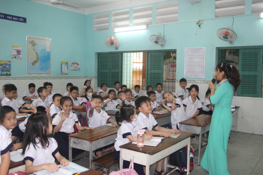 người lạ cho học sinh tiền ăn sáng