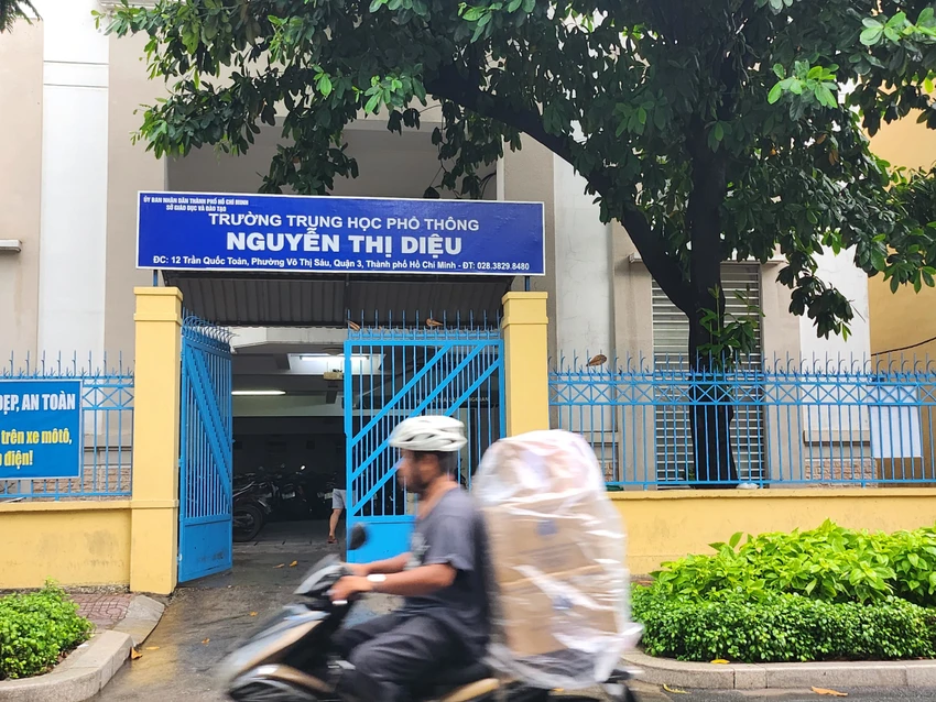 6 học sinh đánh bạn trước lớp