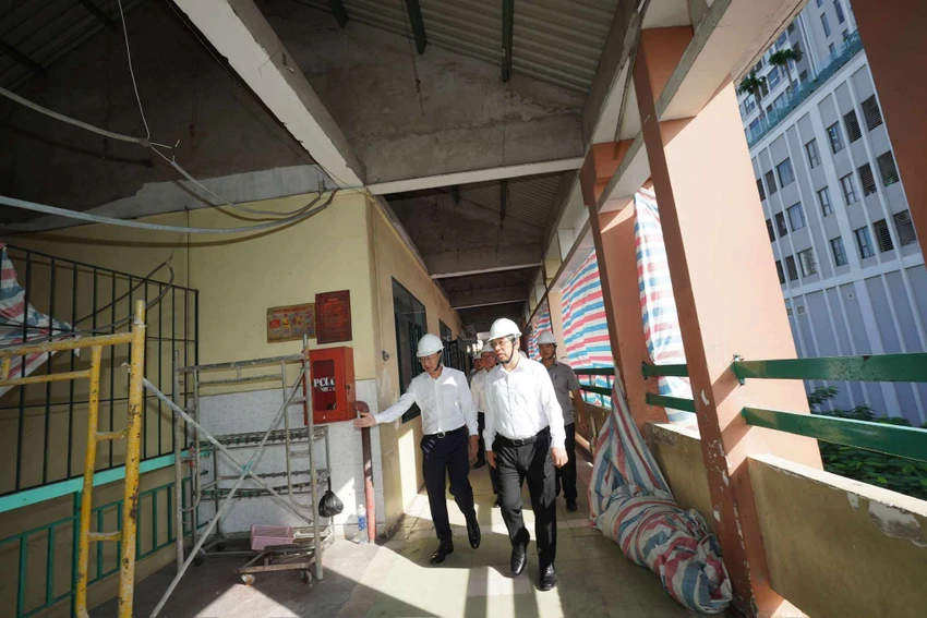 Lãnh đạo TP.HCM thăm trường tiểu học Lý Nhơn sau sự cố bị tốc mái-1.jpg