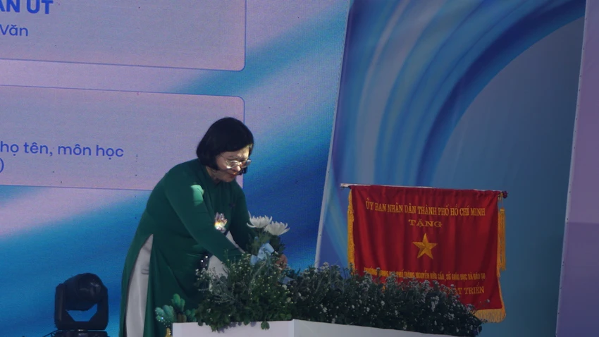 truong-thpt-nguyen-huu-cau-10.JPG