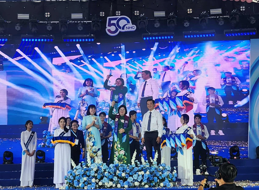 truong-thpt-nguyen-huu-cau-5.jpg