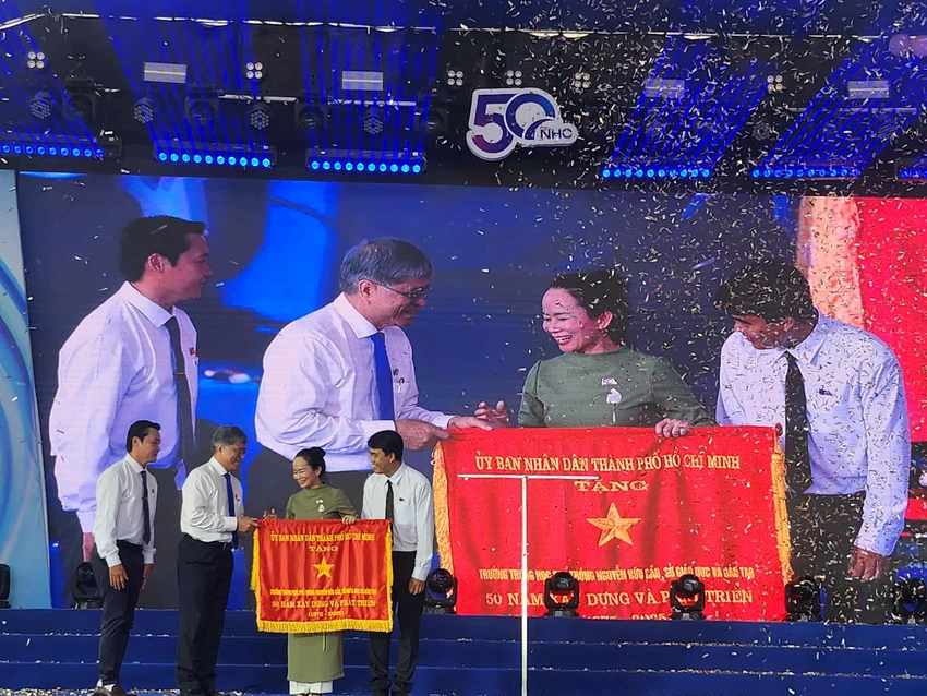 truong-thpt-nguyen-huu-cau-6.jpg