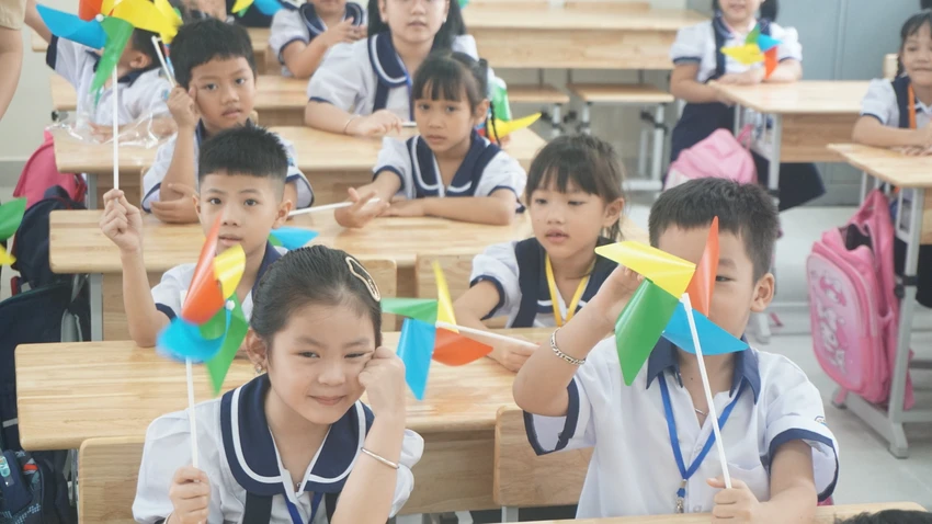 Học sinh Trường Tiểu học Đặng Thuỳ Trâm, phường An Hội Tây vui khi được học trong ngôi trường mới. Ảnh: NGUYỄN QUYÊN