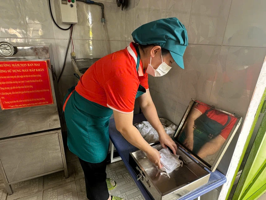 tay-chan-mieng-1.jpg