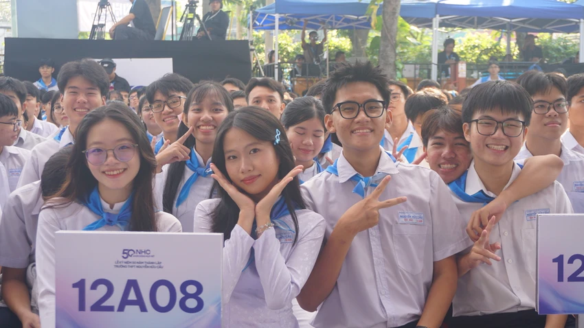 Học sinh Trường THPT Nguyễn Hữu Cầu, TP.HCM, trong lễ kỷ niệm thành lập trường. Ảnh: NGUYỄN QUYÊN nghỉ hè