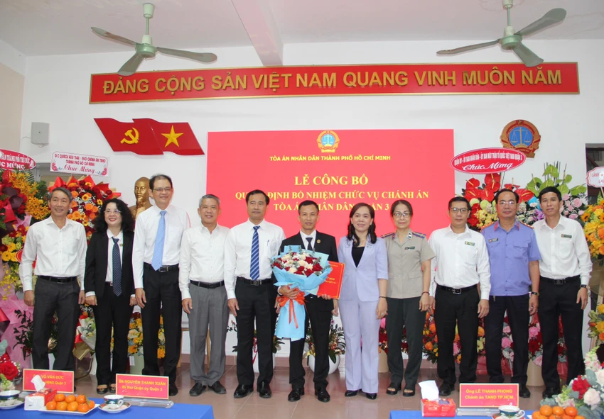lanh-dao-chuc-mung-ong-tran-thanh-son.jpeg