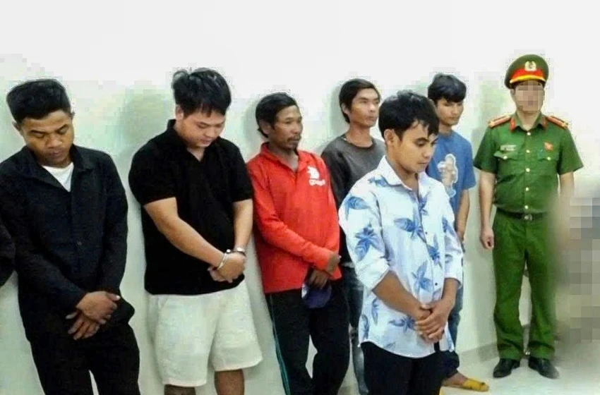 nhom-nguoi-dao-trom-heo-benh.jpeg