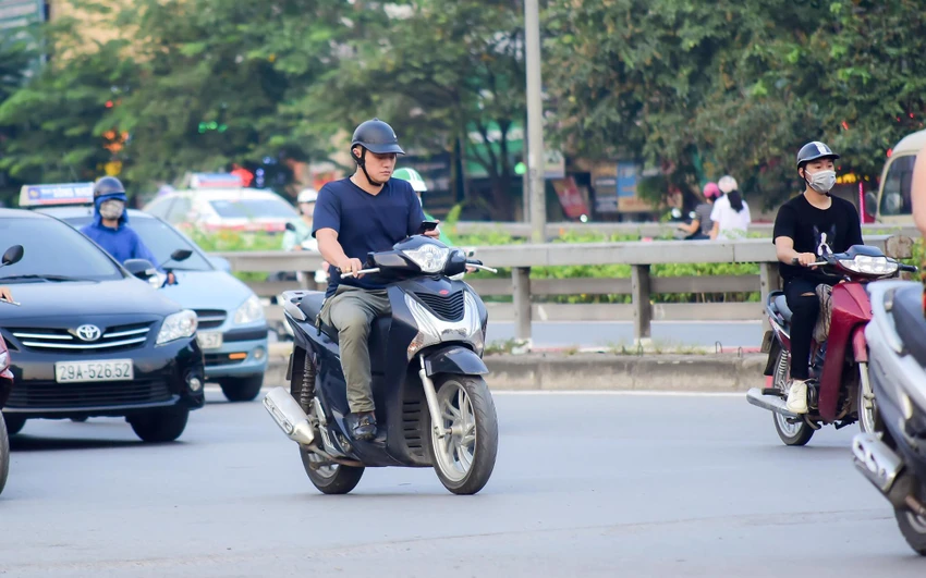 Sử dụng tai nghe hay điện thoại lúc điều khiển xe máy có thể bị phạt đến 1 triệu đồng. 