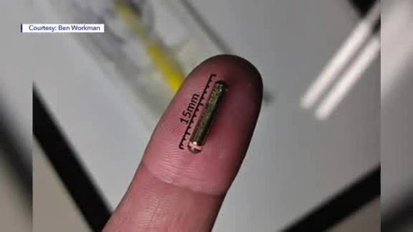Cấy chip vào tay để mở cửa xe Tesla vì ... lười ảnh 1 Khi chíp cấy dưới tay, chỉ cần vẫy tay là cửa có thể mở.