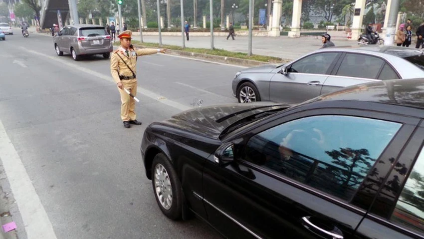 Không bật đèn xi nhan khi rẽ có thể bị tước Giấy phép lái xe đến 3 tháng.