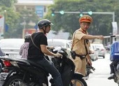 Xe máy chỉ có gương bên trái thì có bị phạt tiền?