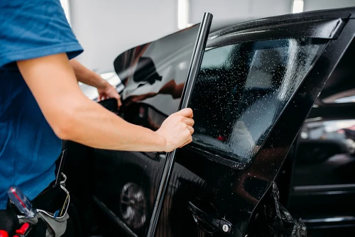 Dán kính xe chất lượng sẽ đảm bảo được độ bền kính xe và dễ nhìn. 