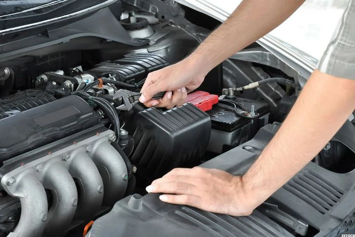 Kiểm tra bình ắc quy trước khi để xe "bất động" trong garage ô tô. 