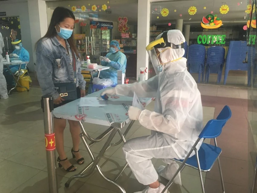 Mỗi nhân viên y tế sẽ lấy mẫu xét nghiệm cho hành khách xuống tàu.