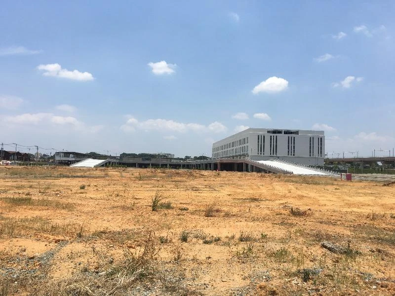 Những bãi đất trống chưa được sử dụng phía sau bến xe.