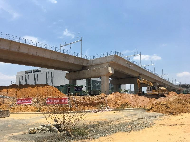 Trước cổng chính, công trình xây dựng cầu vượt, hầm chui đang được thực hiện.