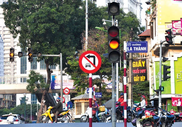 Quy chuẩn kỹ thuật mới quy định về tài xế di chuyển khi đèn vàng. 