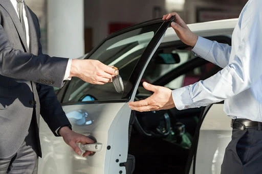Thuê ô tô tự lái cần kiểm tra xe và các giấy tờ liên quan đầy đủ. 