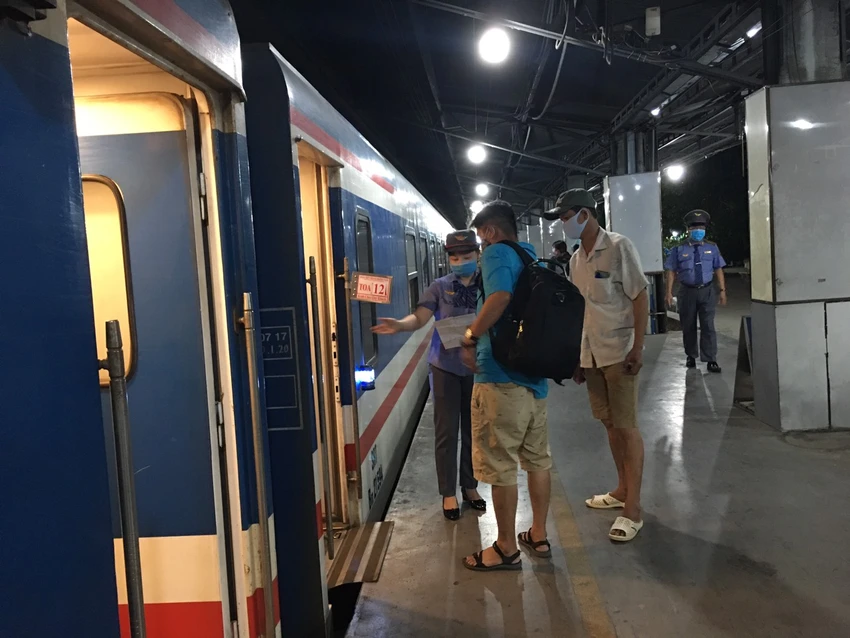 Các nhân viên hướng dẫn hành khách số toa, số ghế. 